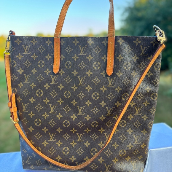 Louis Vuitton Monogram V Tote (Limited Edition) - Picture 2 of 5